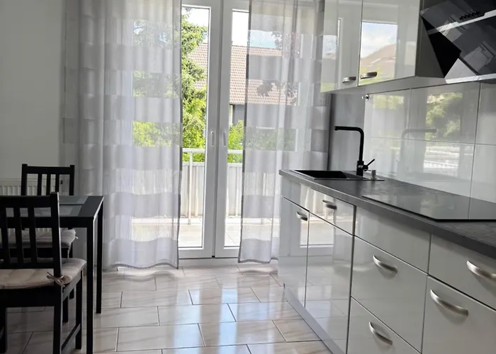 3 Bedroom In Incl Parking-near Messe Deutz-lanxessarena-bayarena Leverkusen
