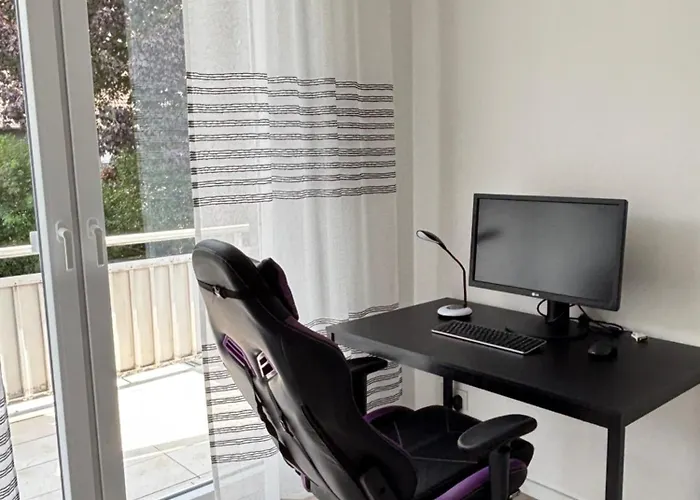 3 Bedroom In Incl Parking-near Messe Deutz-lanxessarena-bayarena Apartment
